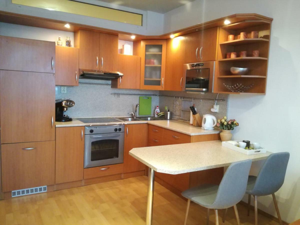 Cozy Apartment Btw Centre And Airport - Private Host - No Invoice Bratislava Exterior foto